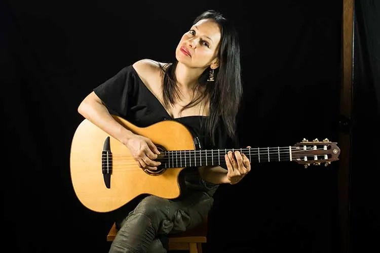 Gabriela Quintero with guitar