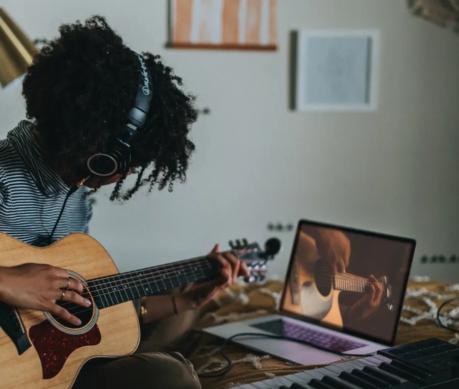 learning to play guitar online