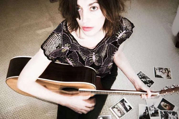 Pieta Brown with guitar, looking up