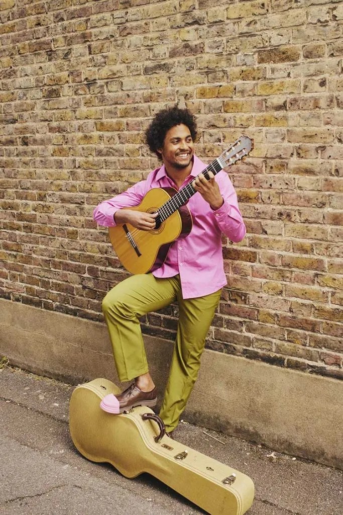 Plinio Fernandes playing classical guitar